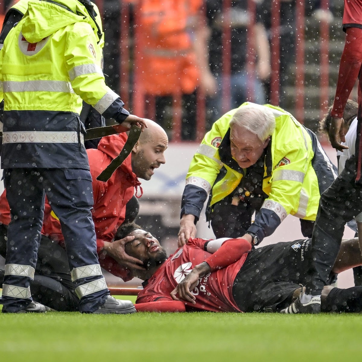 Jeff Reine-Adelaide nằm bất tỉnh trên sân 10 phút. (Ảnh: AFP)