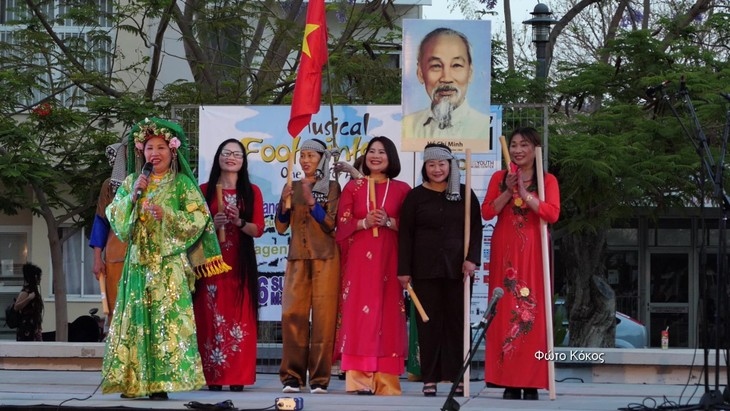 Biểu diễn văn nghệ tại Lễ hội