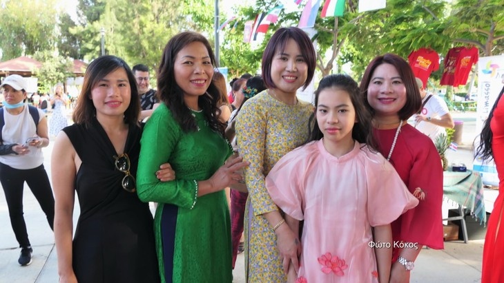 Thế hệ thứ hai người Việt tại CH Síp cũng tham gia Lễ hội.