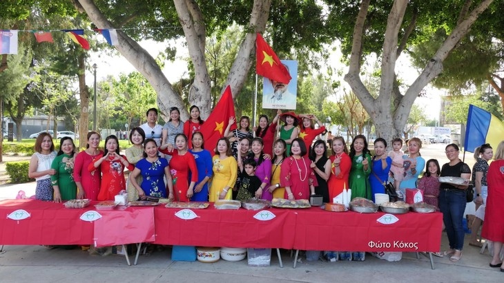 Các chị em trong cộng đồng người Việt trước giờ trưng bày món ăn.