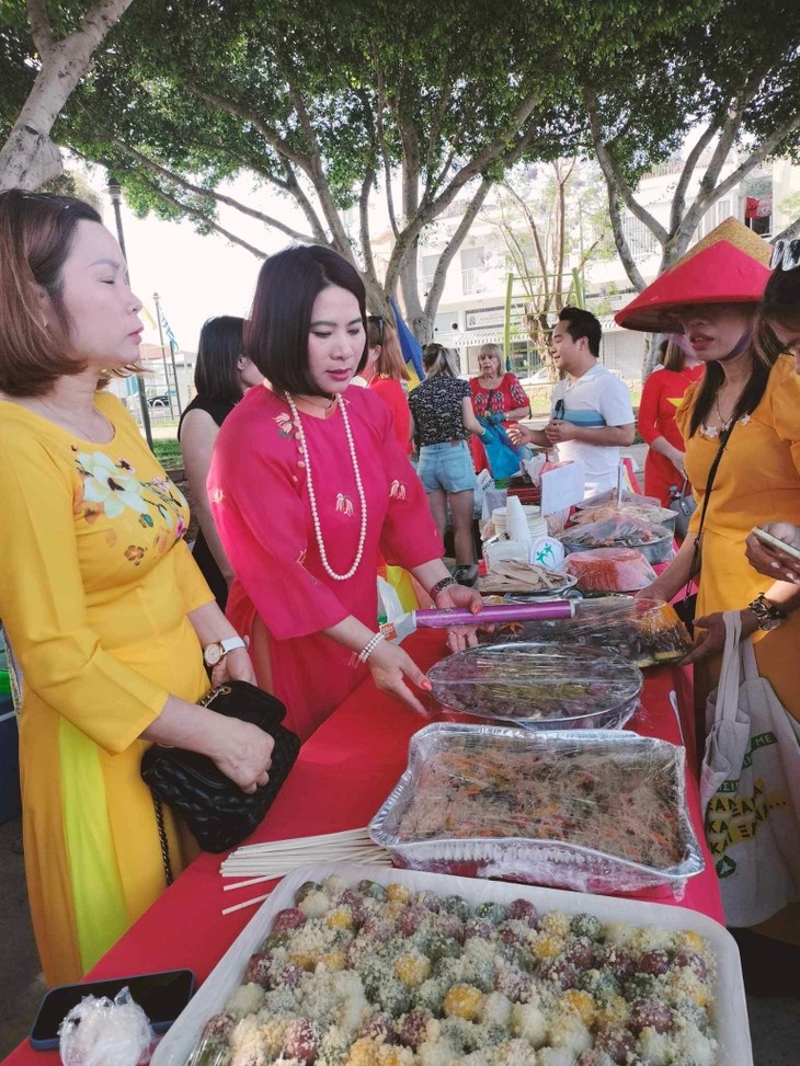 Anh chị em chuẩn bị món ăn trước giờ khai mạc.