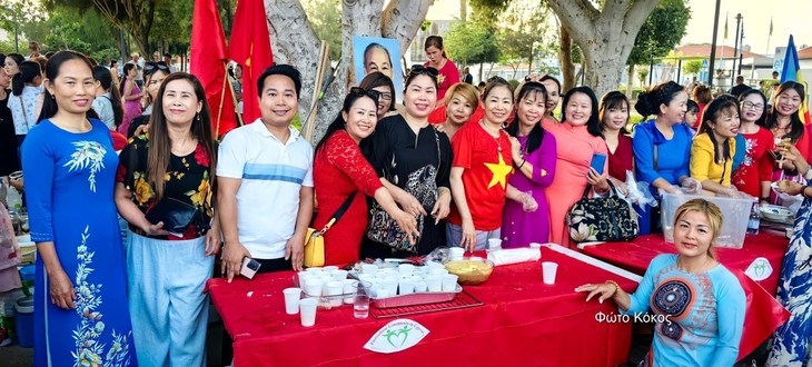 Thành viên trong cộng đồng trước giờ trưng bày món ăn.