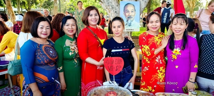 Các chị em chụp ảnh lưu niệm trước gian hàng đồ ăn của mình.
