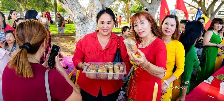 Bánh nướng Trung thu cũng được giới thiệu tại Lễ hội lần này.
