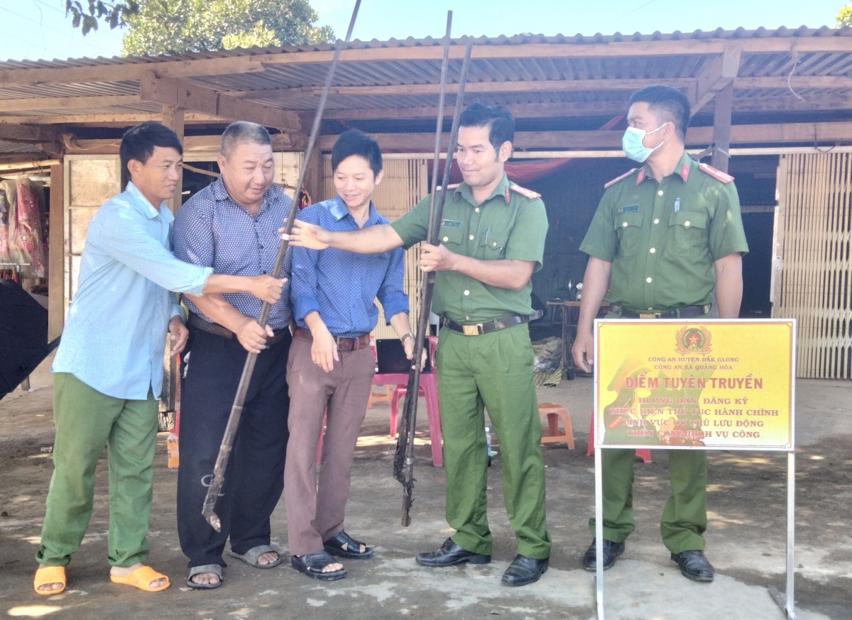 Vận động dân giao nộp vũ khí khi tuyên truyền hướng dẫn thực hiện các thủ tục hành chính dịch vụ công điện tử
