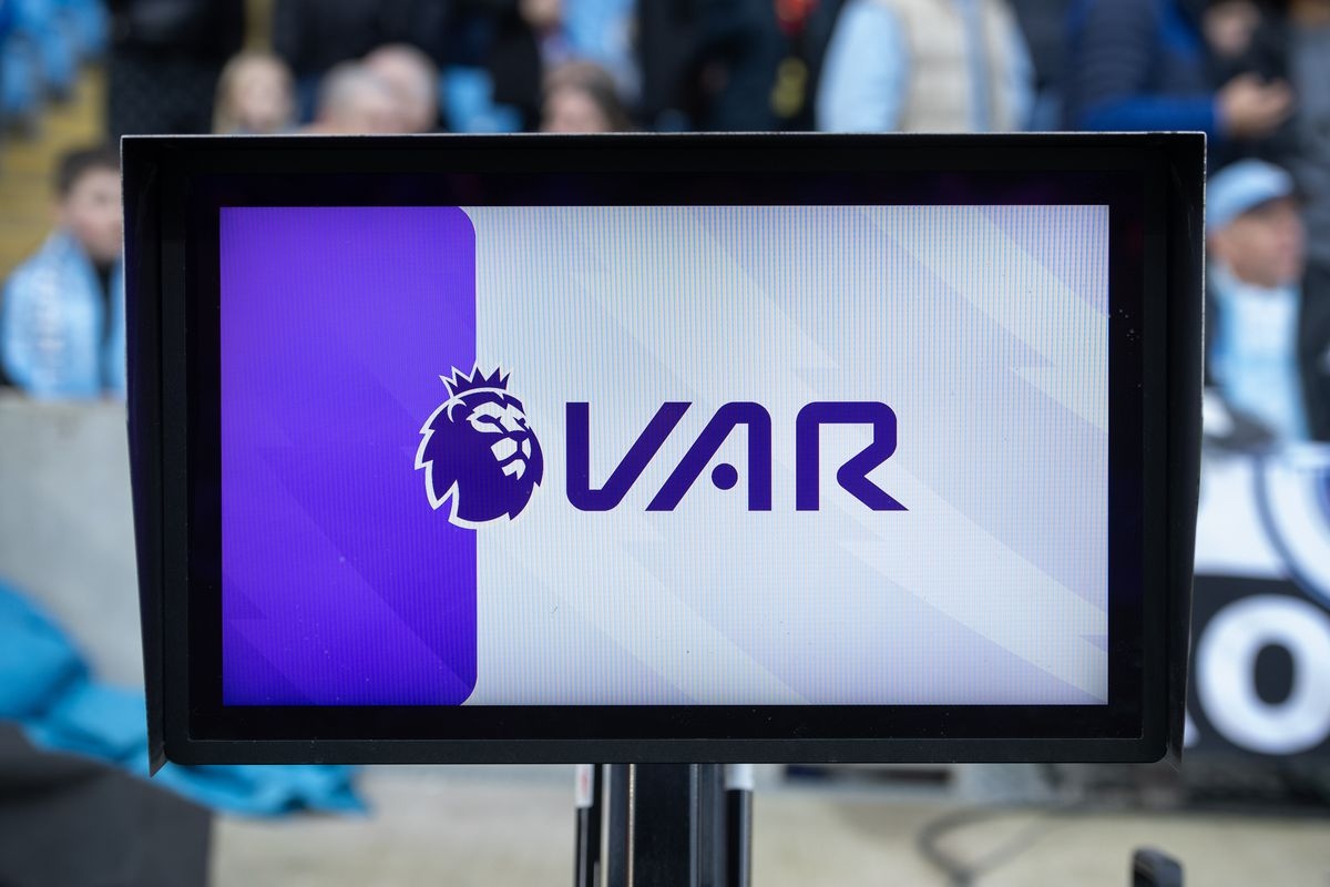 Ngoại hạng Anh sẽ loại bỏ VAR từ mùa giải 2024/2025? (Ảnh: Getty)