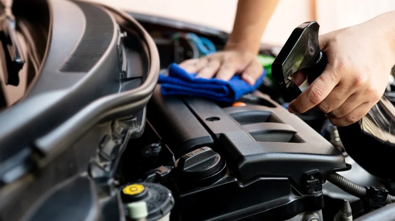 Xịt đánh bóng và bảo dưỡng.