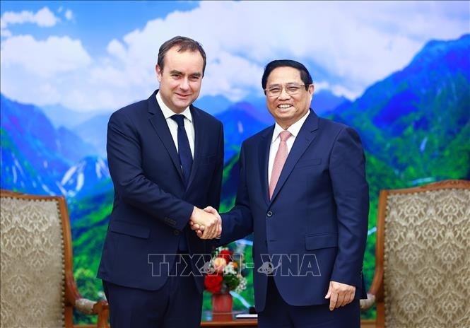 Thủ tướng Phạm Minh Chính tiếp Bộ trưởng Quân đội Pháp Sébastien Lecornu. (Ảnh TTXVN)