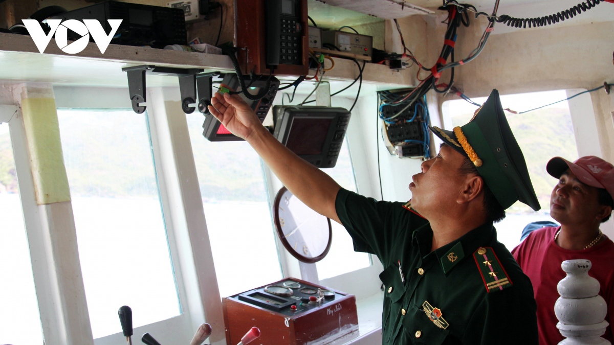 Lực lượng Bộ đội Biên phòng tỉnh Bình Định kiểm tra thiết bị giám sát tàu cá và thường xuyên tuyên truyền cho chủ tàu cá chấp hành quy định khi đánh bắt trên biển