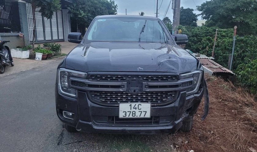 Xe ô tô bán tải gây tai nạn