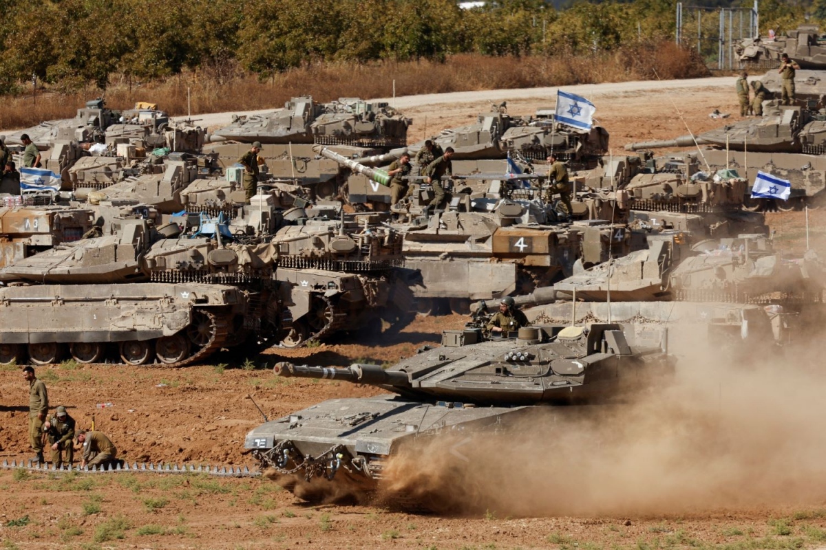 Xe tăng Israel bên ngoài Rafah (Ảnh: Reuters)