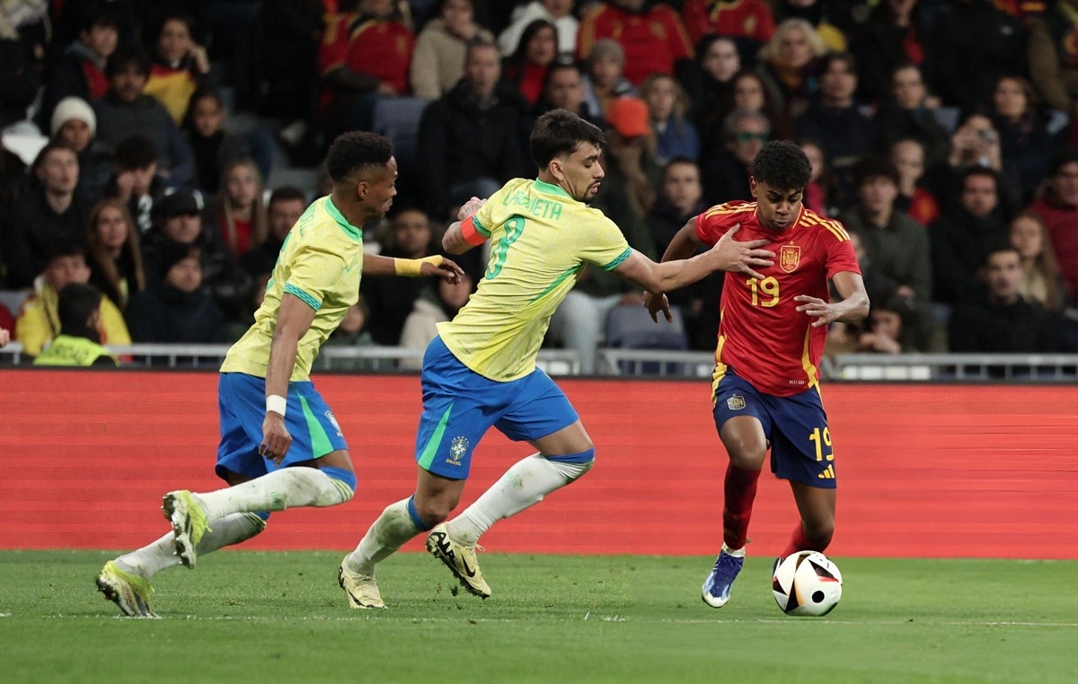 Lamine Yamal tranh bóng với cầu thủ Brazil trong trận giao hữu ĐT Tây Ban Nha gặp ĐT Brazil. (Ảnh: Getty).