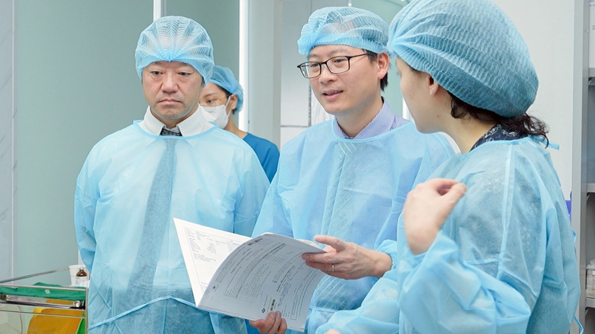 (Từ trái qua phải) BS. Koshi Kinoshita và TS.BS Phạm Nguyên Quý phát biểu về vai trò của nội soi tiêu hóa trong buổi trao đổi chuyên môn tại Bernard Healthcare
