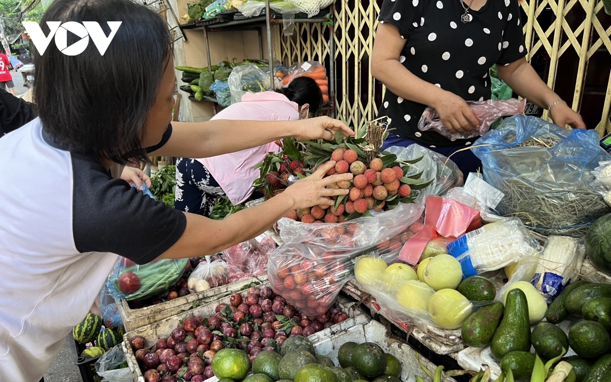 Nhiều gia đình ở Hà Nội đau đầu với bài toán chi tiêu khi giá các loại hàng hóa, thực phẩm ngày càng leo thang.