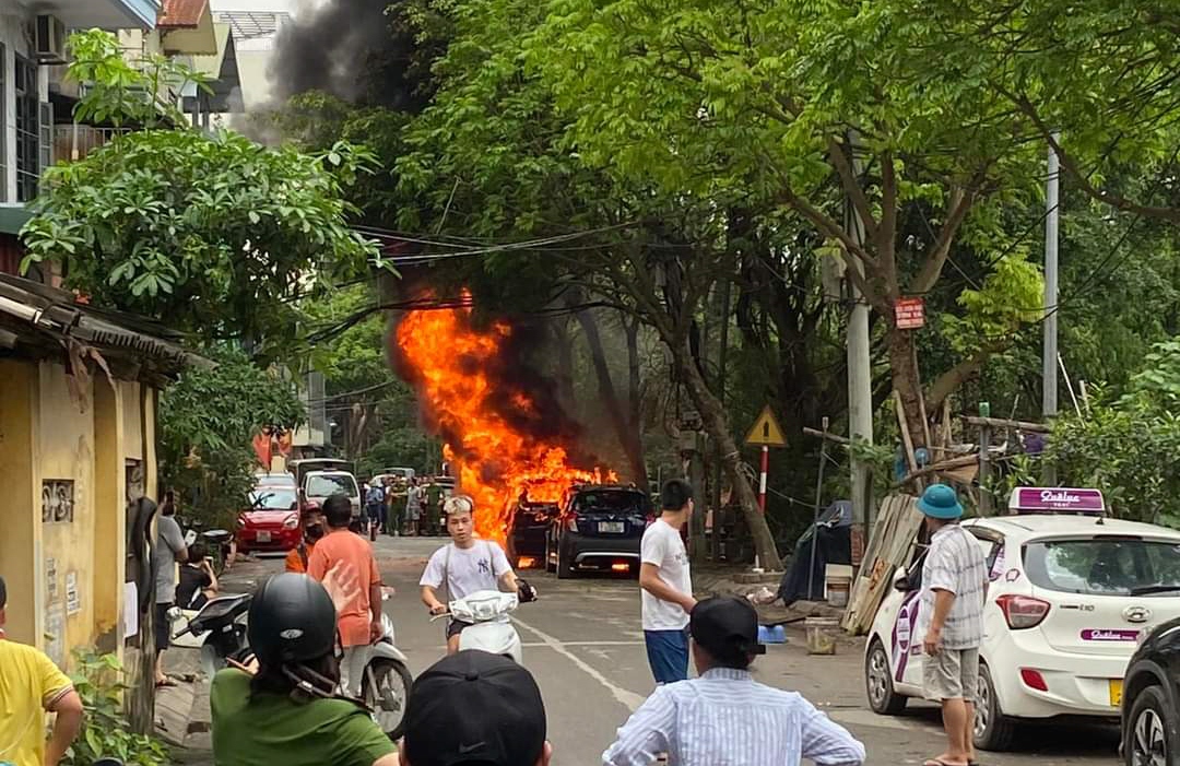 Theo thông tin từ Công an quận Hà Đông (Hà Nội), vào khoảng hơn 12h trưa 2/5, tại đường Ngô Thì Sỹ (Vạn Phúc, Hà Đông), một chiếc xe ô tô nhãn hiệu BMW X5 đang đỗ bên lề đường bất ngờ bốc cháy dữ dội.