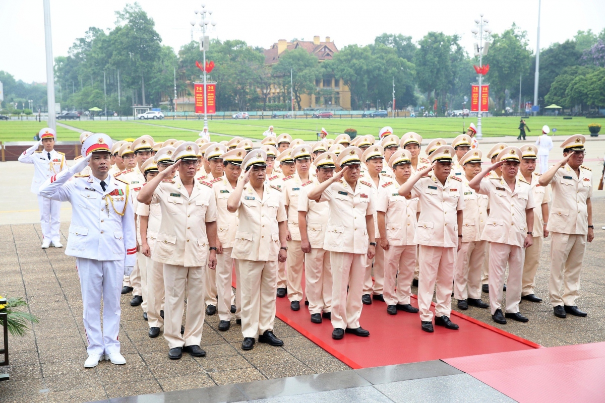 Đoàn đại biểu Đảng ủy Công an Trung ương vào Lăng viếng Chủ tịch Hồ Chí Minh.