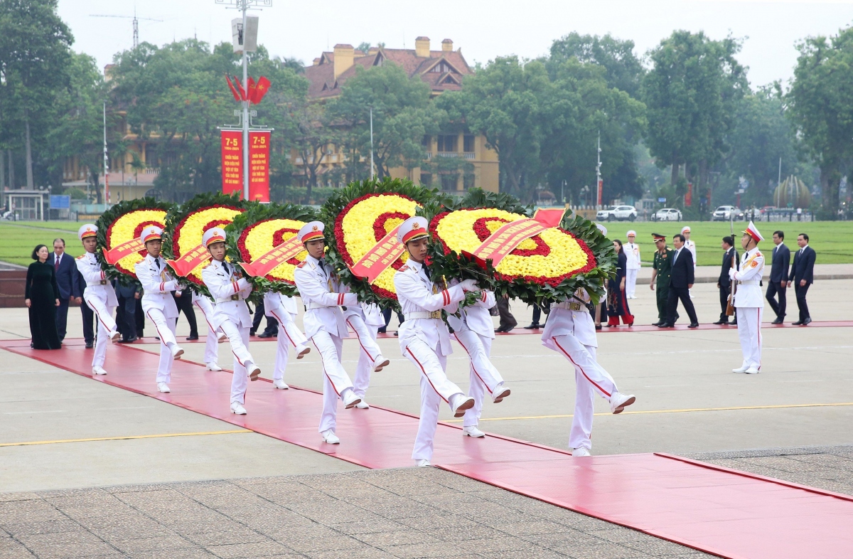 Sáng 6/5, Đoàn đại biểu lãnh đạo, nguyên lãnh đạo Đảng, Nhà nước đến đặt vòng hoa và vào Lăng viếng Chủ tịch Hồ Chí Minh nhân kỷ niệm 70 năm Chiến thắng Điện Biên Phủ (7/5/1954 - 7/5/2024)