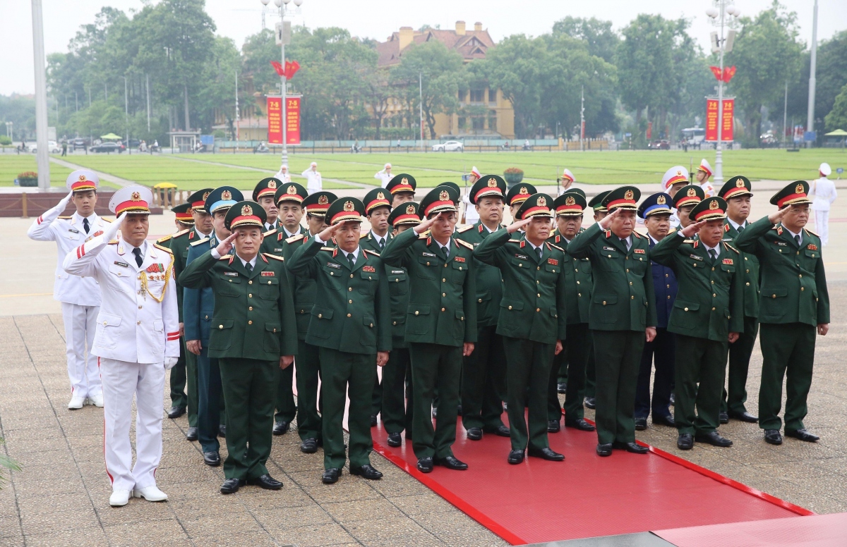Đoàn đại biểu Quân ủy Trung ương - Bộ Quốc phòng vào Lăng viếng Chủ tịch Hồ Chí Minh.
