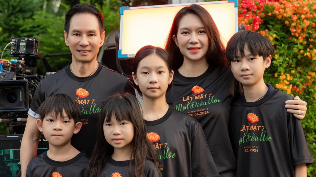 Không chỉ tiền bạc, Lý Hải - Minh Hà còn thường dặn dò con không ỷ lại vào sự nổi tiếng của ba má. Chia sẻ với Thanh niên, cặp vợ chồng nỏi tiếng cho biết, nhiều người nghĩ gia đình nổi tiếng sẽ có cách dạy con khác biệt, nhưng nam đạo diễn và vợ vẫn dạy con theo cách truyền thống, nhờ sự giúp đỡ của ông bà. Nhưng có một điều khác biệt, các con đã lớn, biết được ba mẹ nổi tiếng nhưng Minh Hà dặn con không được ỷ lại vào gia đình.
"Khi đi học, biết cha mẹ là Lý Hải - Minh Hà, các con của tôi tất nhiên được bạn bè chú ý hơn, các phụ huynh khác cũng dành sự ưu ái, thường xuyên hỏi thăm. Nhưng tôi thường nghiêm khắc nhắc con rằng: Các con được chú ý hoàn toàn là nhờ cha mẹ, con đừng ỷ lại và có thái độ xem thường người khác hay nghĩ rằng mình hơn người", Minh Hà chia sẻ.