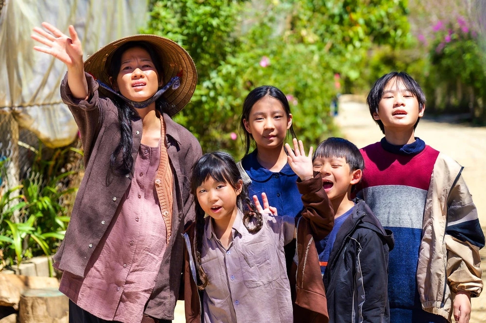 Để con có những trải nghiệm thực tế, vợ chồng Lý Hải còn tạo cơ hội để các con có vai diễn nhỏ trong chính seri phim "Lật mặt". Lý Hải từng tiết lộ cát-xê cho vai diễn của các con là hai quen kem.
Dù bận rộn công việc, song Lý Hải - Minh Hà vẫn dành rất nhiều thời gian chăm lo chuyện học hành của con cái. Chính vì vậy, 4 em bé đều học tốt, ngoan ngoãn, vâng lời bố mẹ. Quan điểm dạy con của vợ chồng nam ca sĩ luôn nhận được sự ngưỡng mộ của mọi người.