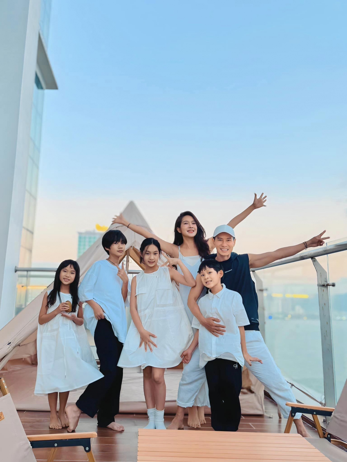 Mặc dù sở hữu khối tài sản kếch xù, nhưng Lý Hải - Minh Hà không vì vậy mà chiều chuộng, cho con hưởng thụ cuộc sống xa xỉ. Cặp vợ chồng trẻ thống nhất cho con học trường công, mặc quần áo giày dép rất bình dân. Lý Hải khẳng định, khái niệm rich kid sẽ không bao giờ tồn tại trong gia đình mình. Trong cuộc phỏng vấn, Lý Hải cho biết, các con của anh không biết đến khái niệm đồ hiệu, máy tính. Trang phục và đồ chơi,... của các bé đều được mua với giá cả phải chăng, quan trọng là chúng cảm thấy thoải mái, sạch sẽ và vui vẻ.