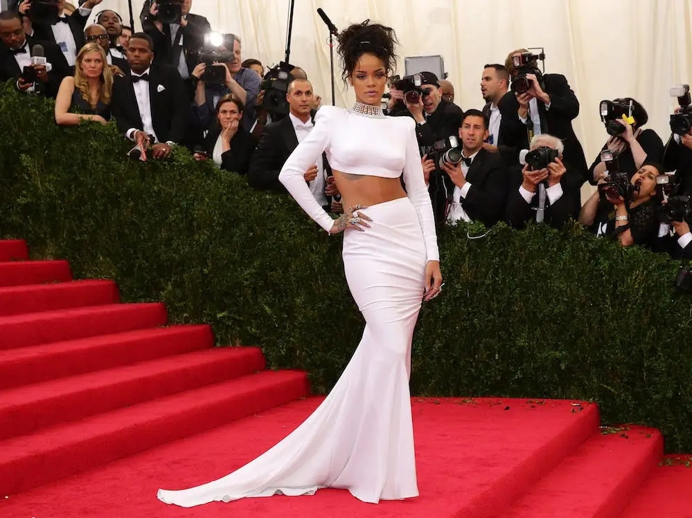 Đối nghịch với chiếc đầm màu đen vào năm 2012, Rihanna xuất hiện trên thảm đỏ với bộ cánh trắng tinh của Stella McCartney. Thiết kế là hai mảnh phối hợp gồm một chiếc áo crop top underboob dài tay, ngang vai giúp khoe trọn vòng eo của nữ ca sĩ, cùng với một chiếc đầm dài được thiết kế trên nền vải xéo có chi tiết xếp li lệch một bên hông. Stylist của cô – Mel Ottenberg đã chia sẻ rằng anh muốn diện mạo của Rihanna tuy đơn giản nhưng phải thật sự sang trọng, theo hình tượng của minh tinh Rita Hayworth. Phụ kiện đắt giá đi kèm trang phục là của thương hiệu Cartier.