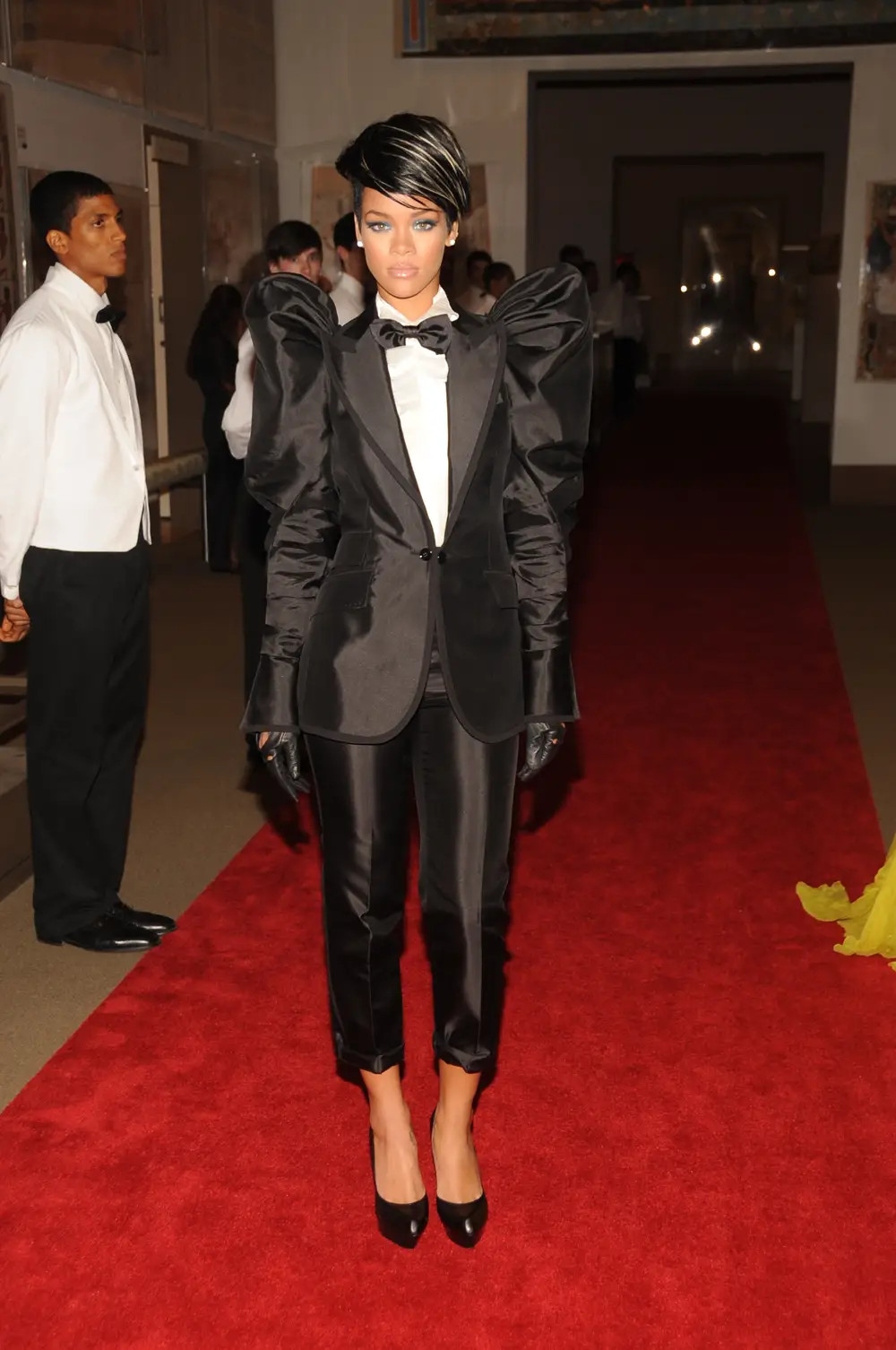 Vào tháng 5 năm 2009, Rihanna diện một bộ trang phục táo bạo hơn nhiều - bộ vest over-the-top của hãng Dolce &amp; Gabbana. Vai áo được trang trí cầu kỳ, phồng lớn đã tạo điểm nhấn cho bộ trang phục này. Kiểu tóc pixie giúp cô ca sĩ tăng độ sắc sảo và cá tính.