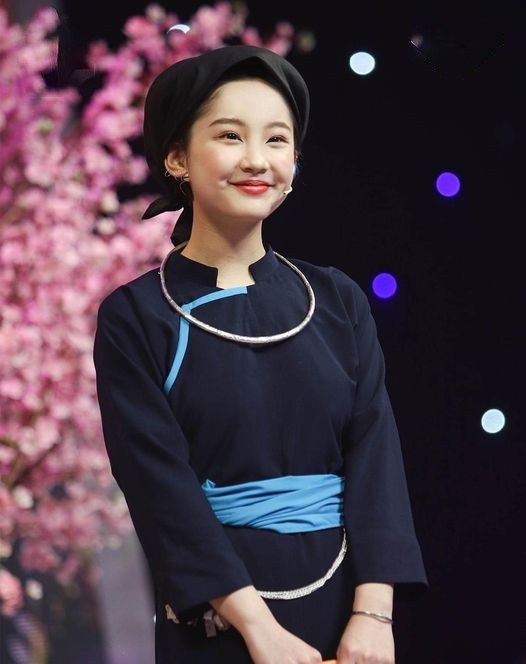 Nữ diễn viên Thu Hà Ceri sinh năm 2002 được cộng đồng mạng nhớ đến khi làm mẫu lookbook cho nhiều thương hiệu thời trang cũng như tham gia vào các MV ca nhạc như "Sau lưng anh có ai kìa", "Chịu cách mình nói thua"... Sở hữu visual ngây thơ, trong trẻo cùng vóc dáng nhỏ nhắn, dễ thương của người đẹp Tày gốc Lạng Sơn nhanh chóng chiếm được cảm tình của khán giả.