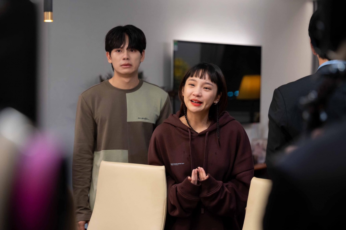 Trong phim "Lật mặt 7: Một điều ước", Thu Hà Ceri vào vai Vy - con gái của Hai Khôn (Trương Minh Cường).
Vy đang trong thời kỳ "nổi loạn", có xu hướng không nghe lời bố mẹ. Vy thực chất khá giống anh hai khi cũng hứng chịu kỳ vọng và áp lực thành tích từ bố mẹ. Nhan sắc trẻ trung, xinh tươi của Thu Hà Ceri rất hợp với Vy từ độ tuổi tới hình dáng. Qua đây, có thể thấy sự tuyển chọn cho vai diễn rất kỹ càng của Lý Hải.