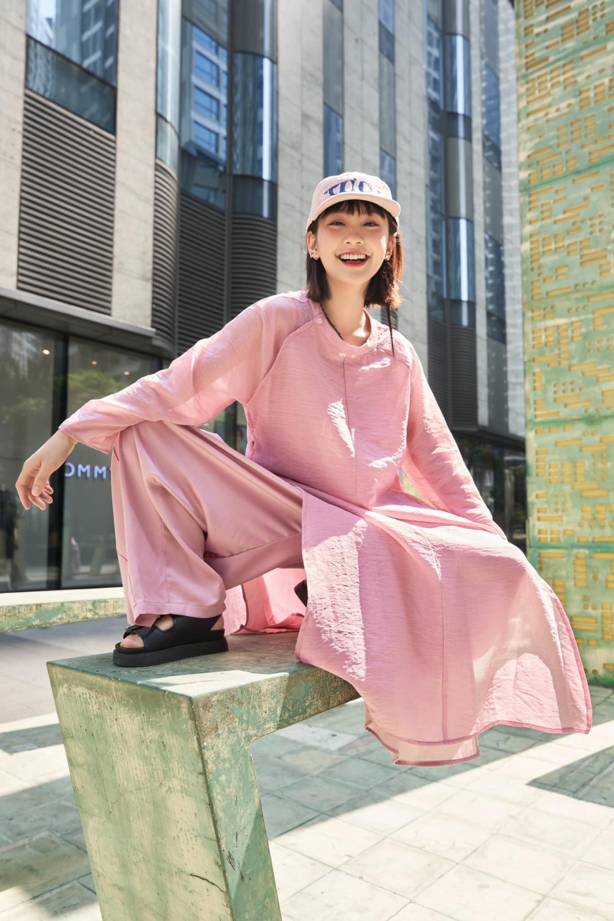 Ceri được mọi người xung quanh nhận xét là cô gái có nguồn năng lượng tích cực và biết cách quan tâm, sẻ chia. Trên trang cá nhân của mình cô cũng thường xuyên đăng tải những khoảnh khắc vui vẻ.