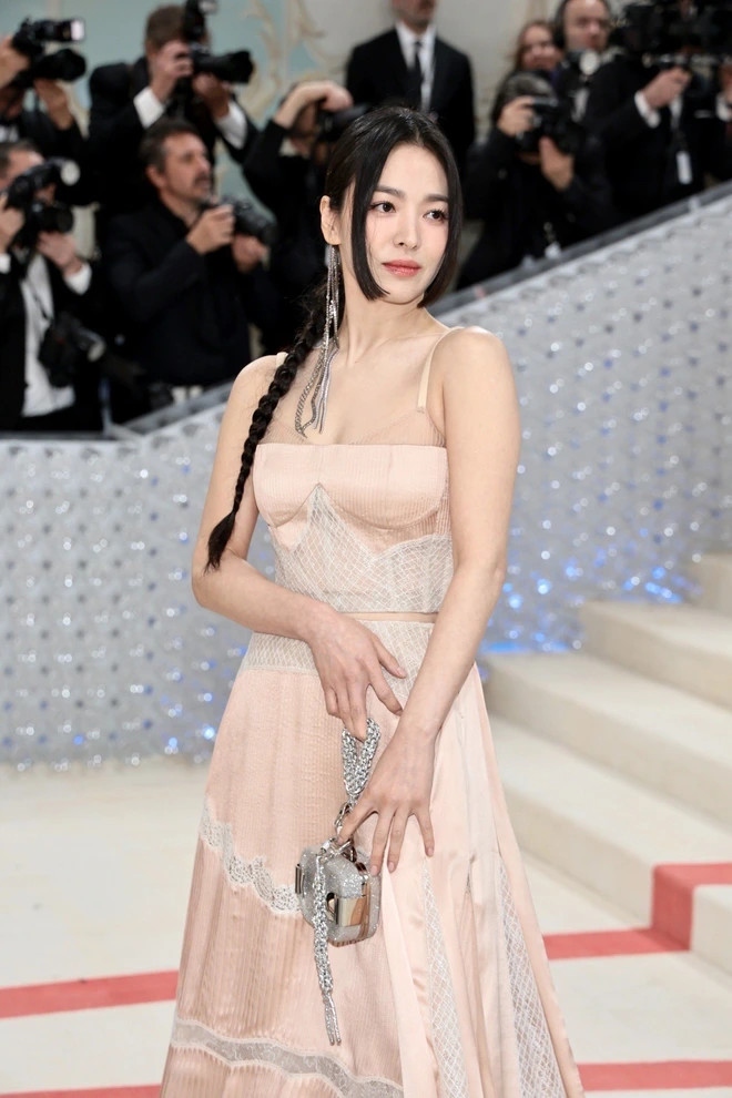  Thời gian không khiến Song Hye Kyo già đi mà chỉ càng khiến cô thêm mặn mà quyến rũ. Nữ diễn viên là gương mặt được nhiều tạp chí, thương hiệu xa xỉ săn đón. Minh tinh sinh năm 1981 bay khắp thế giới dự sự kiện thời trang cao cấp và đỉnh cao là dự "Oscar thời trang" Met Gala 2023.