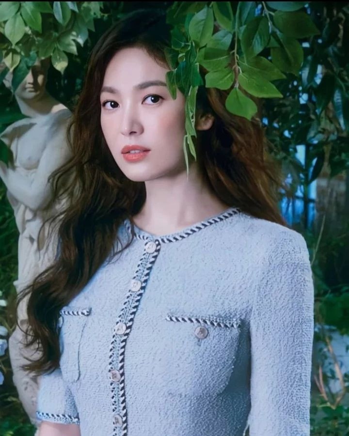  Dù vướng nghi vấn tình ái với nhiều nam thần nhưng những tin đồn này đều nhanh chóng "chìm xuồng" vì chính chủ không hề lên tiếng. Song Hye Kyo tập trung vào công việc, đạt được nhiều bước tiến mới trong sự nghiệp, vui vẻ đi chơi cùng bạn bè và chăm sóc chú cún cưng Ruby. 
Nhiều người còn nhận xét rằng, so với thời điểm trước khi ly hôn, hiện tại Song Hye Kyo trông nhuận sắc hơn nhiều. Đặc biệt, vẻ đẹp ấy ngày càng lên hương sau khi Song Hye Kyo giảm cân và giữ dáng thành công. Ngoài tập luyện, Song Hye Kyo cũng có chế độ ăn uống lành mạnh và cực kỳ khoa học.