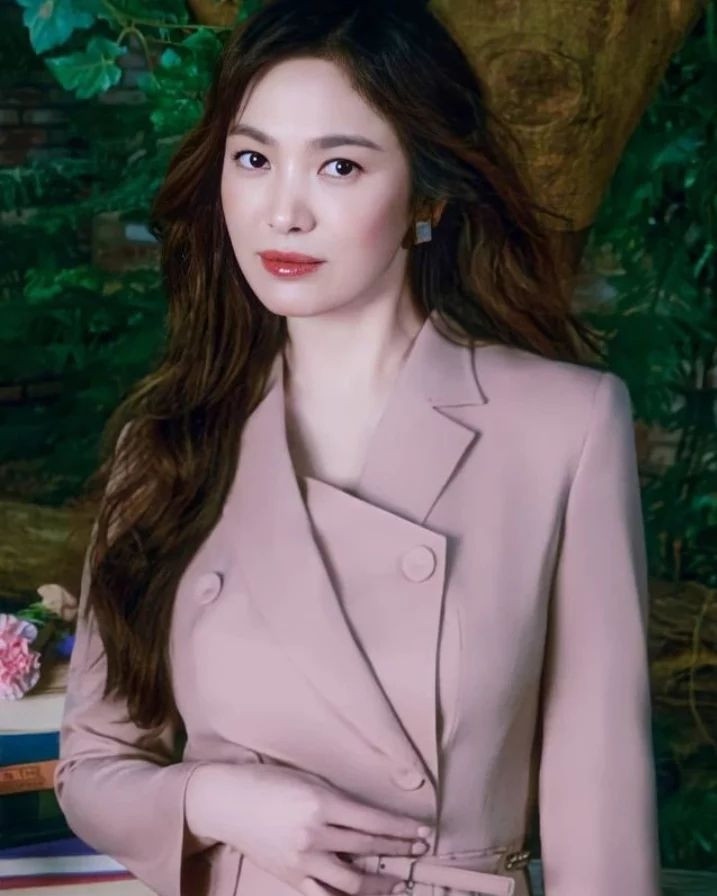 Kể từ khi ra mắt ngành giải trí, ngoại hình của Song Hye Kyo dường như không thay đổi. Điều này là một trong những yếu tố mang lại danh tiếng cho cô, bất chấp những tin đồn tiêu cực.