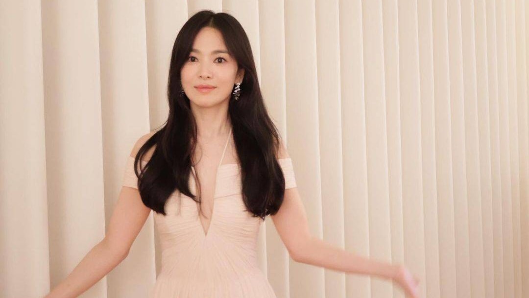 Đây là lần hiếm hoi hai ngôi sao “Hậu duệ mặt trời” cùng tham gia một sự kiện kể từ sau khi khi ly hôn không mấy êm đẹp vào 5 năm trước. Trước đó, thông tin hai người sẽ dự lễ trao giải này được khán giả quan tâm, từ khóa đứng thứ 2 hotsearch với 70 triệu lượt xem trên Weibo. Không chỉ đụng độ Song Joong Ki, một tình cũ khác của Song Hye Kyo là Lee Byung Hun cũng có mặt tại lễ trao giải năm nay.