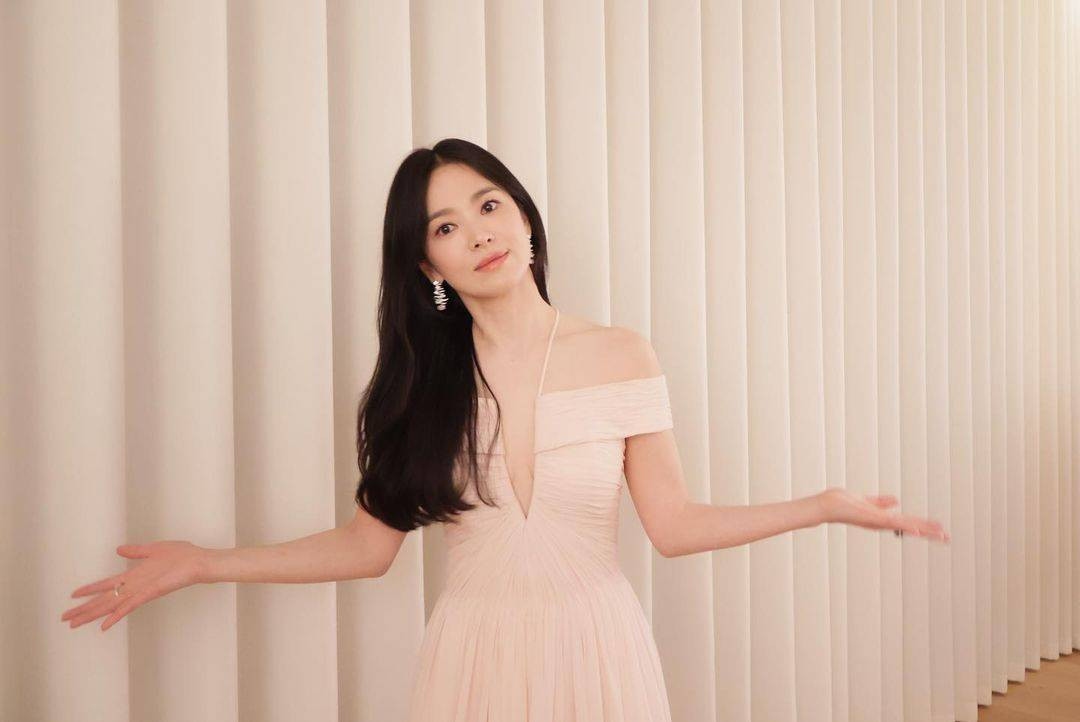 Trên trang cá nhân, Song Hye Kyo đã "xả" 1 loạt ảnh mới khoe nhan sắc ngày càng thăng hạng. Khác với sự kín đáo thường thấy, tại Baeksang 2024, Song Hye Kyo không dự thảm đỏ mà chỉ lên sân khấu trao giải Nam &amp; Nữ diễn viên truyền hình xuất sắc nhất. Song Hye Kyo nổi bật khi diện chiếc váy xẻ ngực, khoe khéo vòng 1. Song Hye Kyo đẹp ngất ngây trong bộ váy phớt hồng khoét sâu trước ngực, được nữ diễn viên khéo léo kết hợp cùng phụ kiện hoa tai và nhẫn A Fleur D'eau của Chaumet, được làm bằng vàng trắng và kim cương.