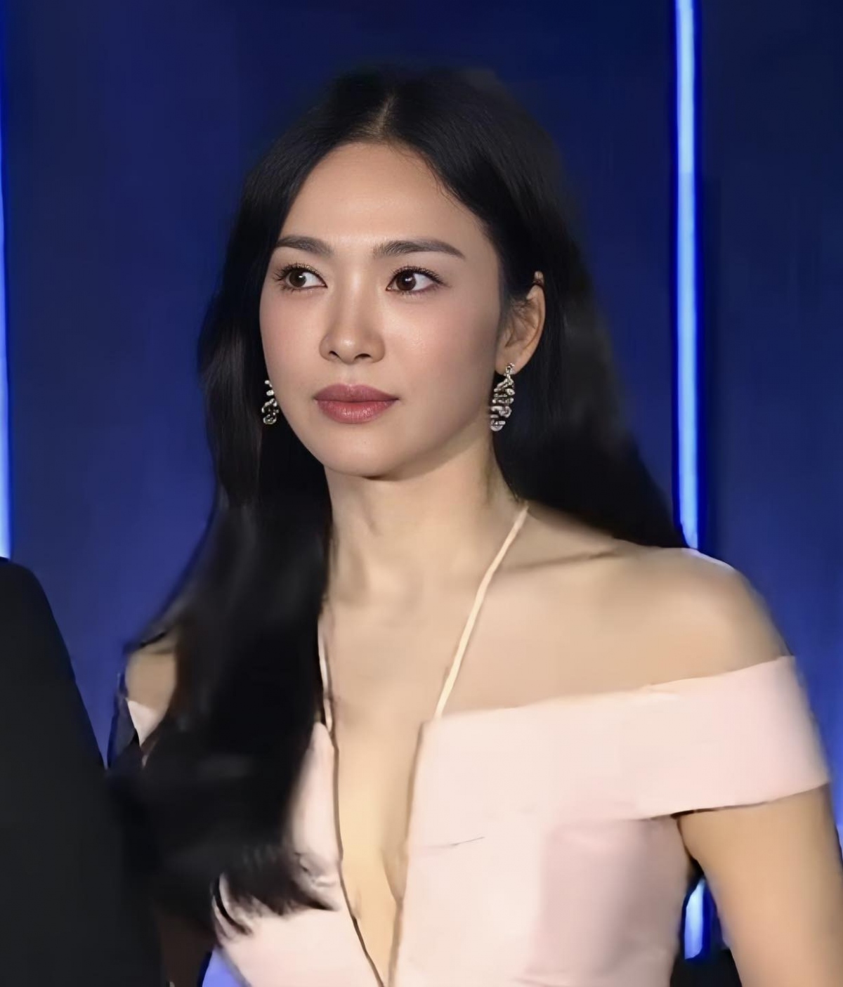 Tối 7/5, Song Hye Kyo đã có mặt tại lễ trao giải Baeksang với tư cách người trao giải. Ngay sau khi người đẹp xuất hiện đã ngay lập tức trở thành tâm điểm của truyền thông vì nhan sắc xinh đẹp. Không chỉ vậy, Baeksang 2024 còn chứng kiến màn hội ngộ của Song Hye Kyo và chồng cũ Song Joong Ki.