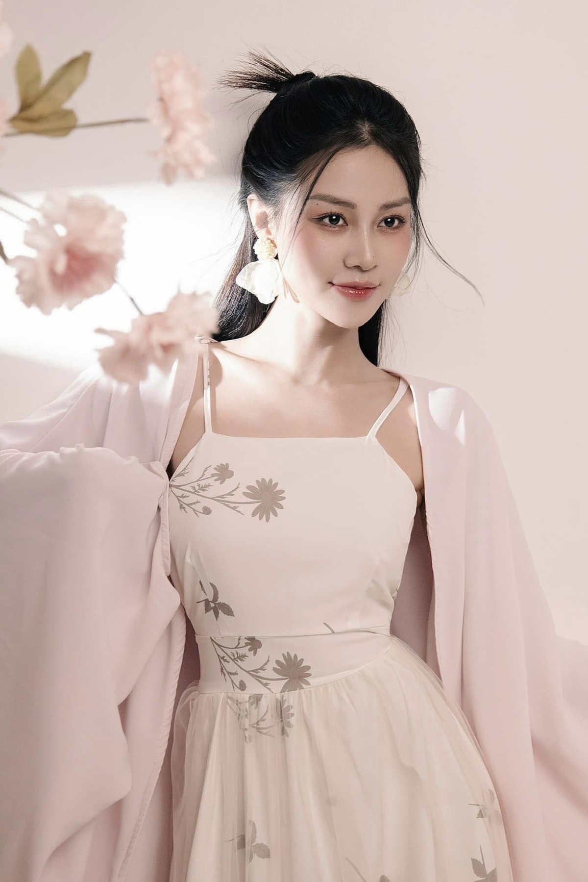 Tại buổi họp báo ra mắt phim, nữ diễn viên từng xúc động chia sẻ về vai diễn Diệp: "Với 'Người một nhà', tôi có rất nhiều ‘lần đầu tiên’. Lần đầu tiên trong cuộc đời diễn viên của tôi có một cuộc họp báo phim chính thức, lần đầu tiên tôi có cơ hội ngồi cùng các cô chú, anh chị, các bậc tiền bối. Lần đầu tiên, nhiều người lắng nghe tôi nói đến vậy". Quỳnh Châu cũng chia sẻ, khi tham gia 'Người một nhà', cô bị đạo diễn mắng rất nhiều. Tuy nhiên, nữ diễn viên cũng trưởng thành hơn nhiều sau khi tham gia dự án phim này.