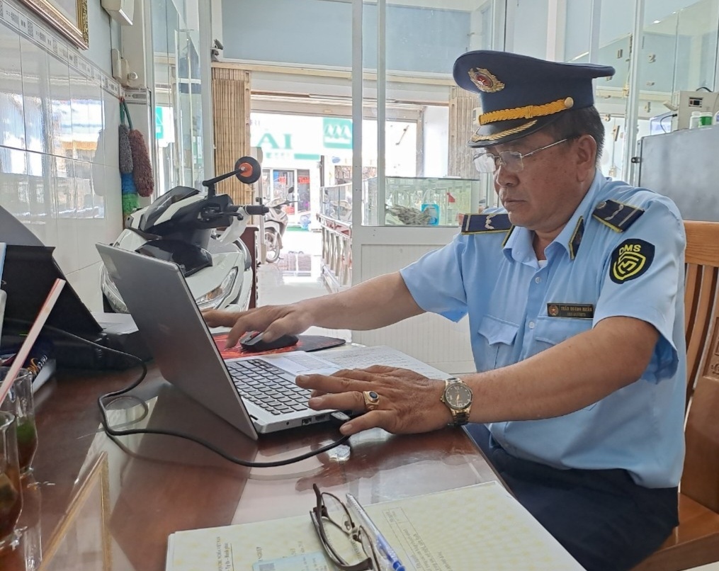 Cán bộ QLTT tỉnh Tiền Giang kiểm tra tại một doanh nghiệp kinh doanh vàng, trang sức, mỹ nghệ (Ảnh: CTV)