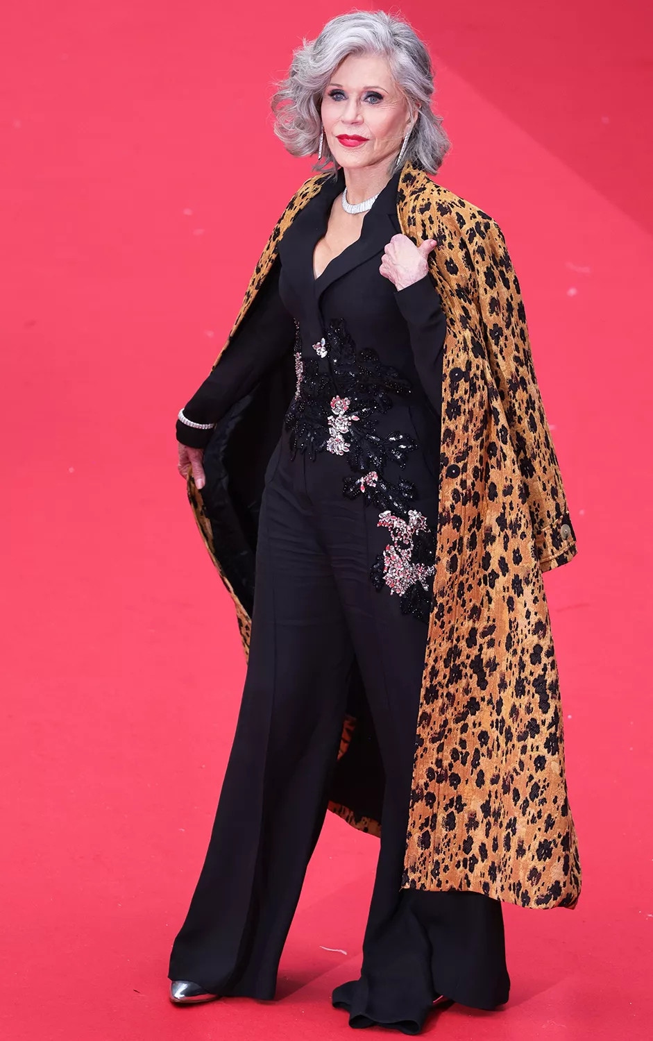 Người phụ nữ quyền lực, chủ nhân 2 giải Oscar Jane Fonda tại buổi ra mắt phim “The Second Act”, khi bà diện bộ jumpsuite của Elie Saab, kết hợp với áo khoác Forte_Forte da báo và trang sức Pomellato.
