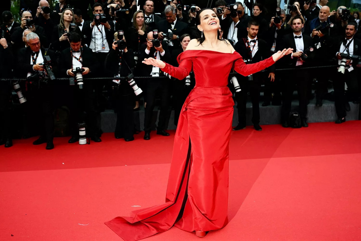 Juliette Binoche tươi tắn trong chiếc váy lệch vai màu đỏ rực rỡ trong buổi ra mắt phim “The Second Act”.