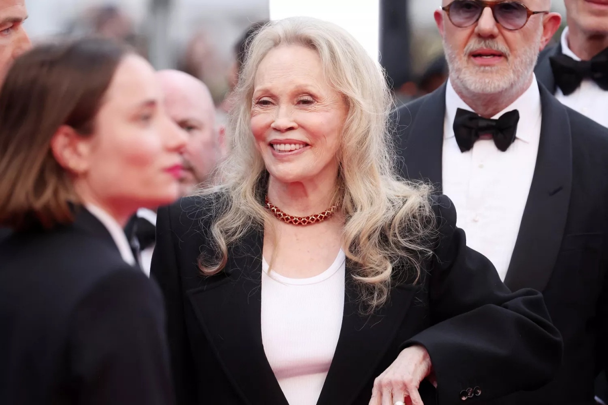 Huyền thoại màn ảnh Faye Dunaway hiếm hoi xuất hiện trên thảm đỏ trong buổi ra mắt phim "Mad Max".