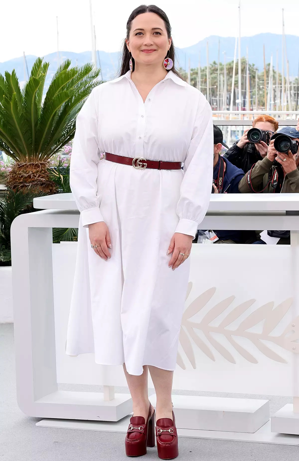 Một thành viên khác của ban giám khảo Cannes, Lily Gladstone nhẹ nhàng trong chiếc váy sơ mi của Gucci.