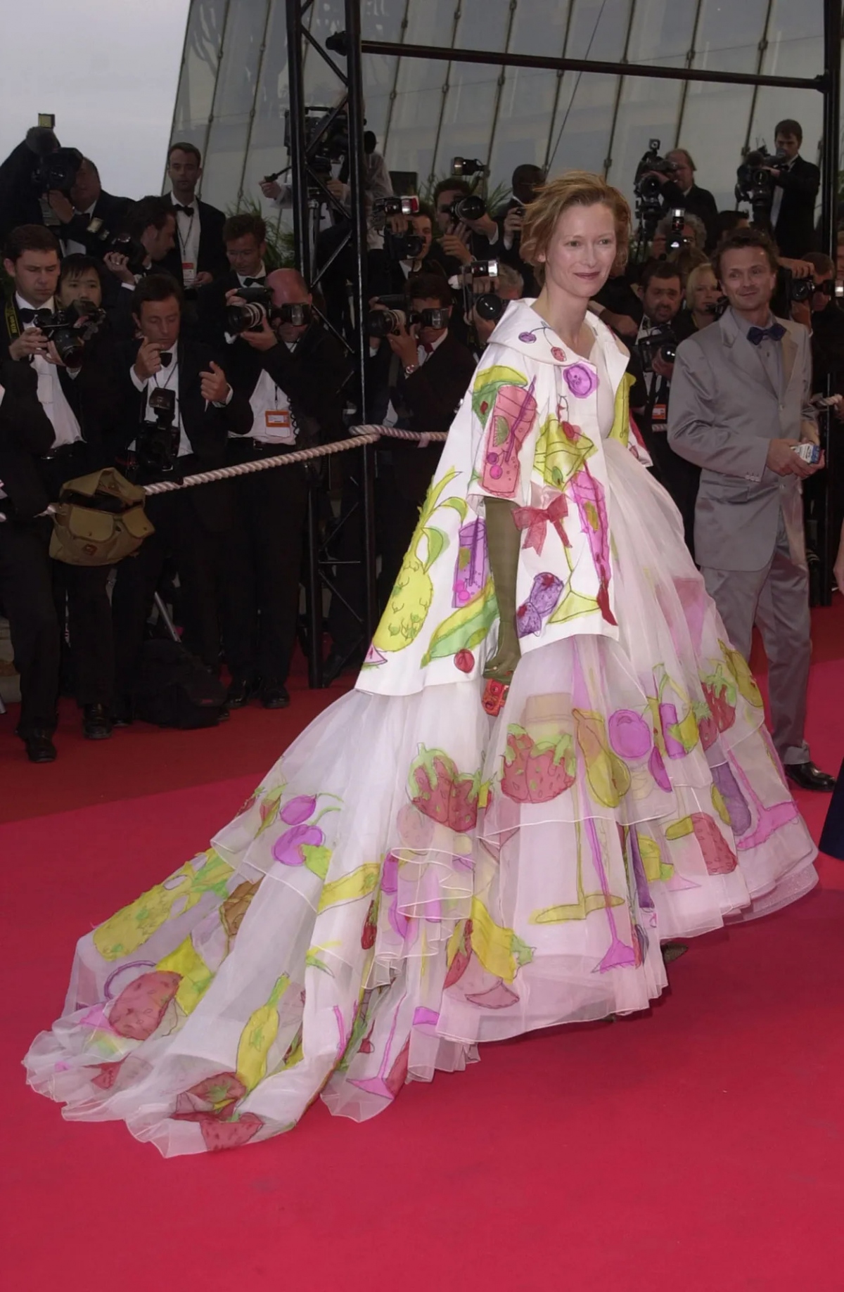 Vẻ ngoài trên thảm đỏ của Tilda Swinton thường mang tính ái nam ái nữ, nhưng cô đã tạo nên một ngoại lệ tại lễ bế mạc Cannes 2001 với chiếc váy cực lạ mắt cùng găng tay màu xanh kỳ lạ.