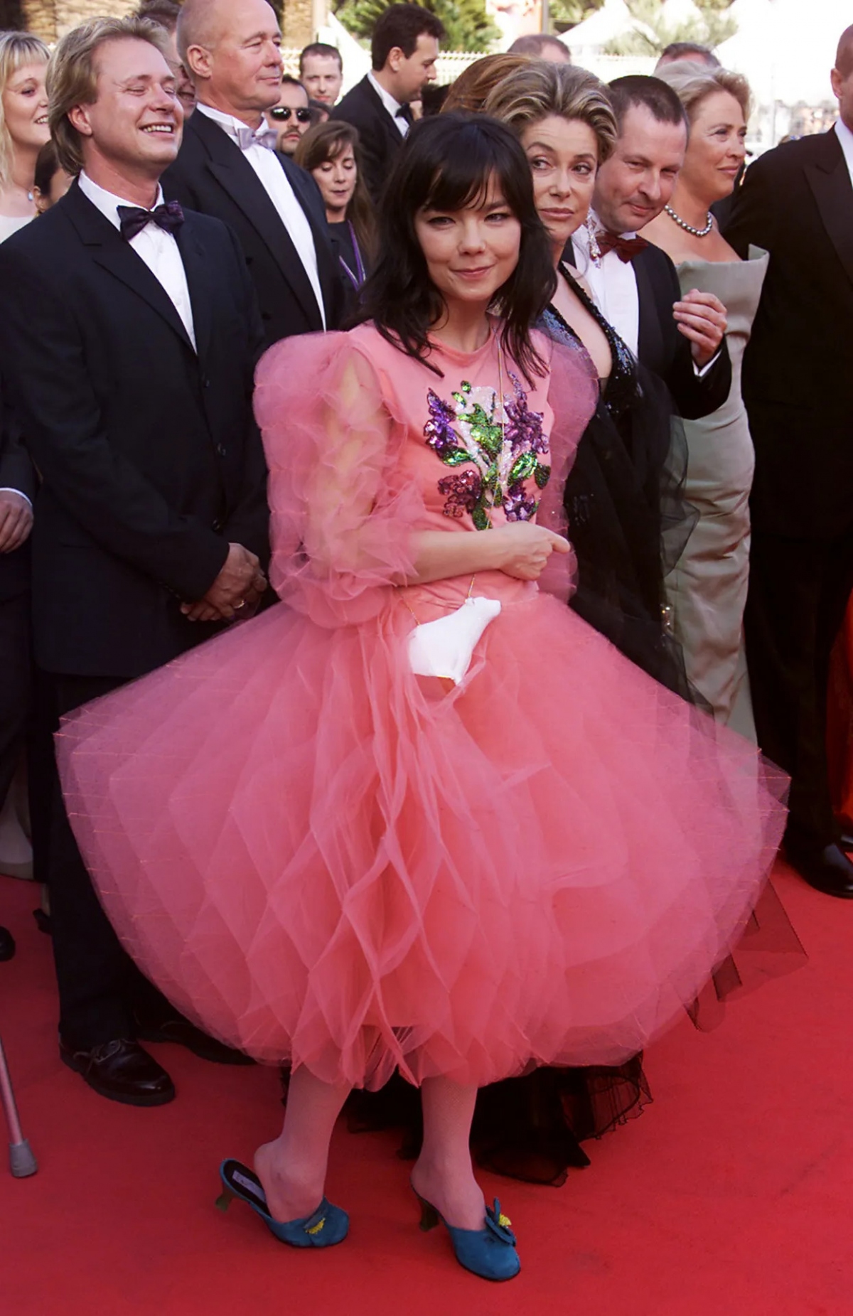 Bjork tại buổi ra mắt phim "Dancer in the Dark" tại Liên hoan phim Cannes 2000. Chiếc váy màu hồng dường như bị lạc quẻ bởi đôi giày cao gót màu xanh.