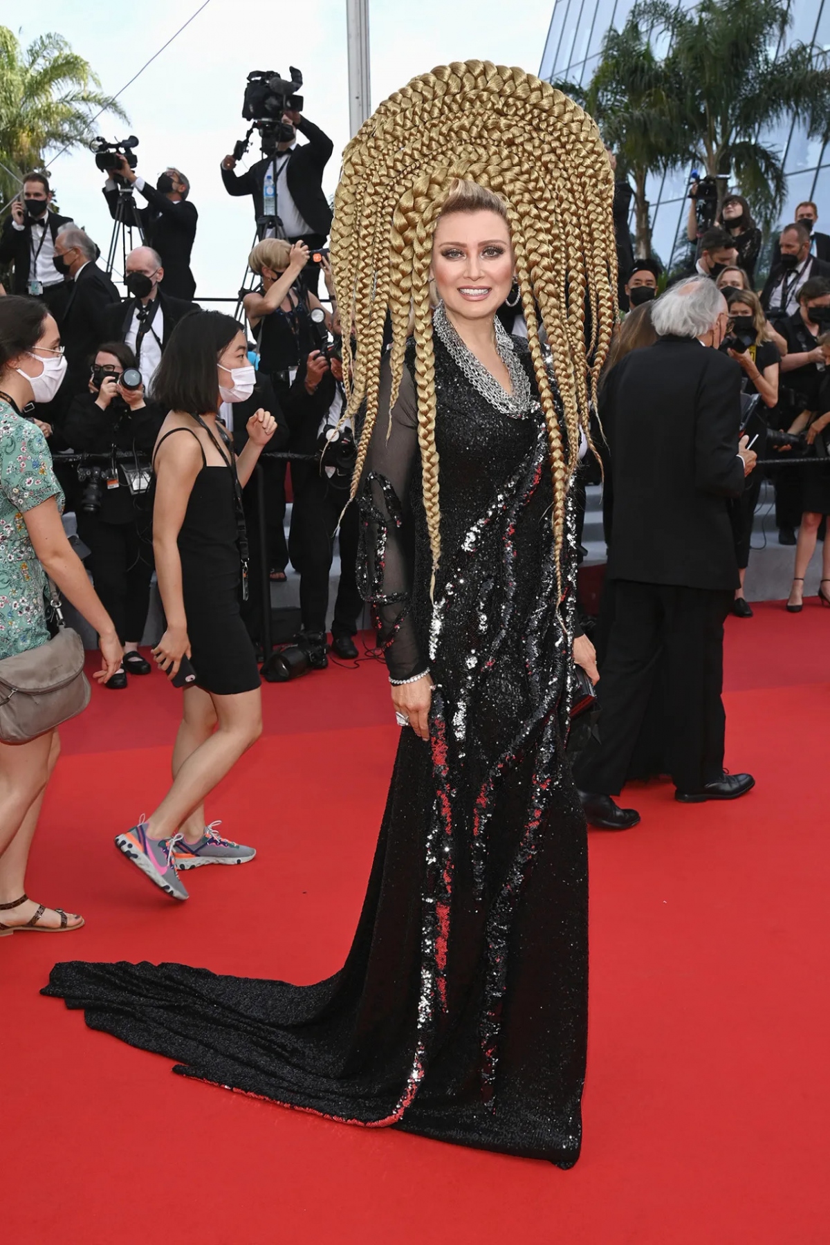 Elena Lenina tham dự buổi chiếu phim “Tout S'est Bien Passe (Mọi thứ đều ổn)” trong Liên hoan phim Cannes thường niên lần thứ 74 vào ngày 7 tháng 7 năm 2021, tại Cannes, Pháp. Kiểu tóc độc lạ khiến cô thu hút mọi ánh mắt trên thảm đỏ.
