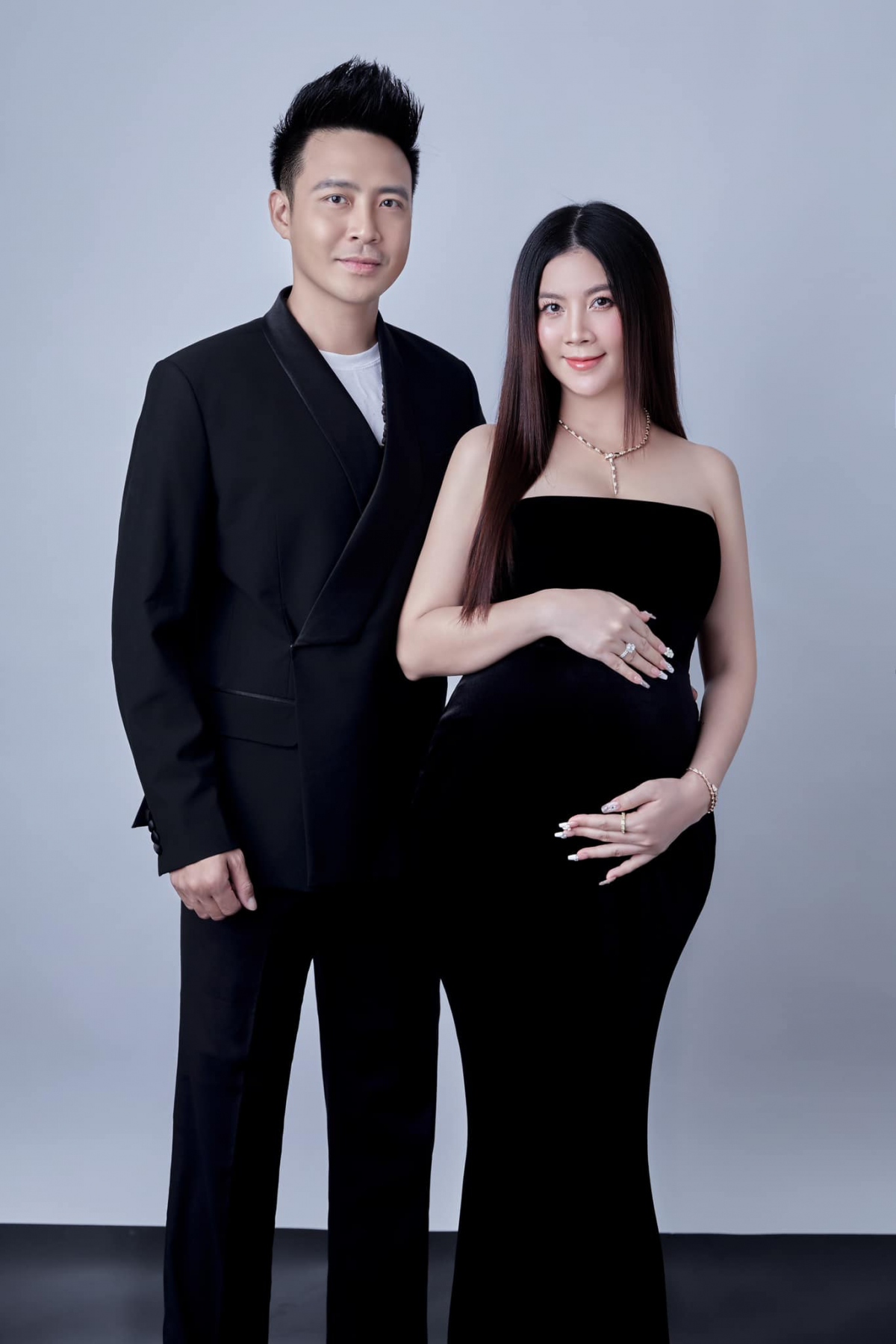 Ngày 18/5, đúng dịp sinh nhật diễn viên Thanh Duy, Kha Ly tung bộ ảnh thông báo gia đình nhỏ sắp đón chào một “bé rồng”. Nhiều bạn bè, sao Việt đã gửi lời chúc mừng đến gia đình Thanh Duy - Kha Ly. Sau 8 năm hôn nhân cả hai cuối cùng cũng có "trái ngọt".