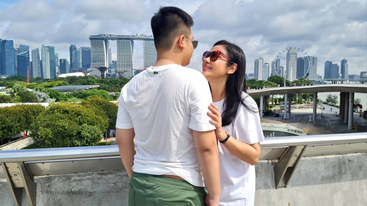 Diễn viên Việt Trinh đăng clip ngắn bàn về chủ đề 'ôm hôn con trai ở tuổi thiếu niên' trên kênh TikTok cá nhân. Đầu video, chị cho hay mỗi lần đăng ảnh ôm, hôn con trai thường được khán giả nhắc nhở.
Trong clip, Việt Trinh nắm tay con trai Thiện Nhân 15 tuổi. Khi em đi ra giữa không gian được cho là khu vực lễ tân của một khách sạn, nữ diễn viên đuổi theo nắm chặt tay, hôn rồi ôm con trai trước sự chứng kiến của ít nhất 3 người. 
Clip nói trên thu hút 2,3 ngàn lượt thích, hơn 200 bình luận đa chiều sau 3 giờ đăng tải. Nhiều người dùng mạng không đồng tình với Việt Trinh, có người đoán nữ diễn viên theo tư tưởng của phương Tây nên cách thể hiện khá thoáng. Dù vậy, nếu cử chỉ quá thân mật ở nơi công cộng, đối với văn hóa Á Đông như Việt Nam, sẽ chưa thật phù hợp.