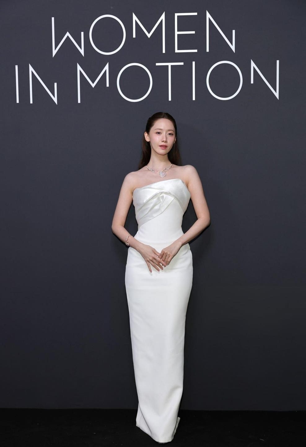 Tạo hình trong trẻo của Yoona trong buổi tiệc tối thuộc khuôn khổ liên hoan phim Cannes.