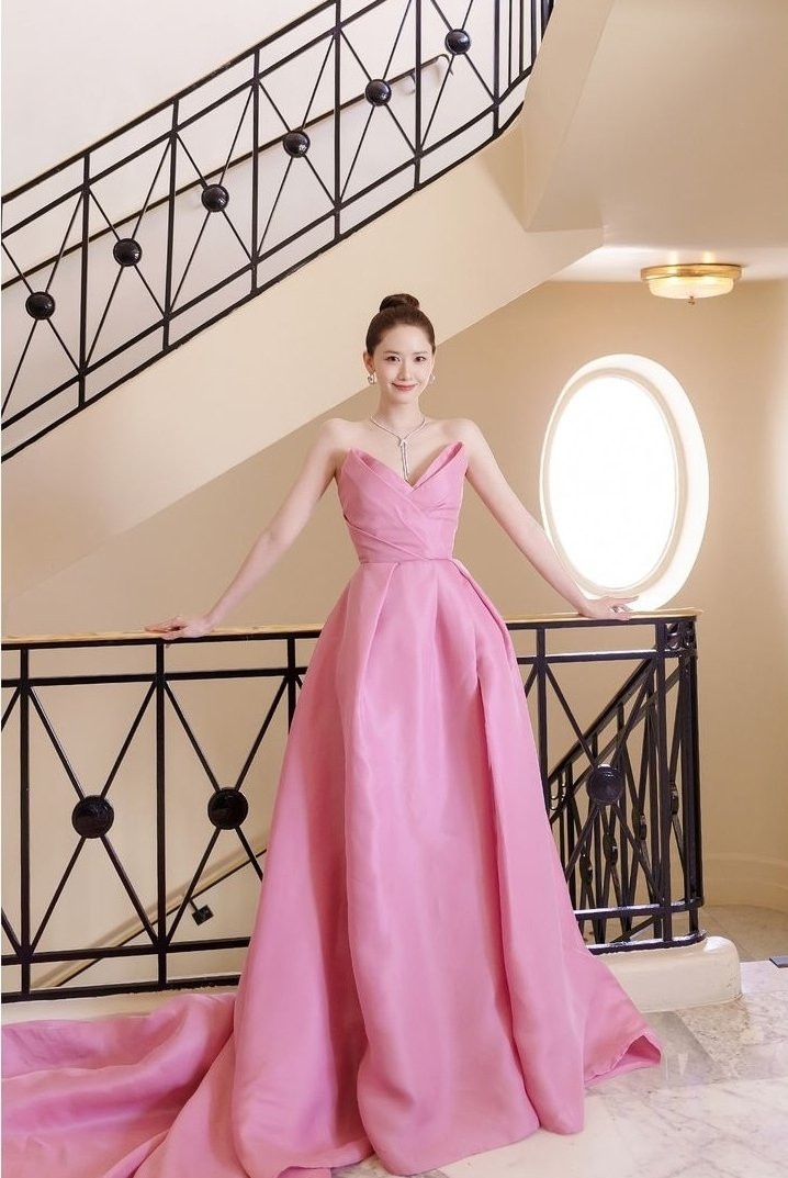 Theo đó, xuất hiện tại thảm đỏ Liên hoan phim Cannes 2024 Yoona đã diện một bộ váy hồng bồng bềnh kết hợp cùng kiểu tóc búi cao. Nhan sắc xinh đẹp, thần thái kiêu sa của nữ diễn viên nhanh chóng thu hút mọi ánh nhìn. Dù trong những bức ảnh chưa qua chỉnh sửa, nhan sắc cực phẩm của Yoona vẫn đủ sức chinh phục mọi người.