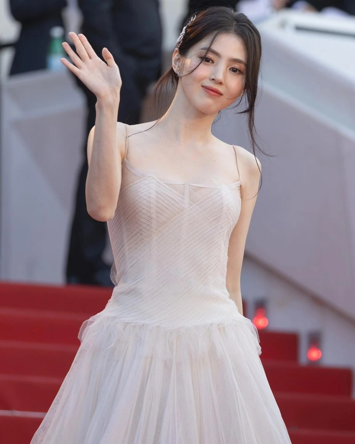 Han So Hee không có phim tranh giải LHP, cô đi thảm đỏ với tư cách là đại sứ thương hiệu trang sức cao cấp của Pháp Boucheron. Nữ diễn viên sinh năm 1994 được khen trắng phát sáng, trang phục thướt tha, nhẹ nhàng kết hợp kiểu tóc tết đuôi sam.